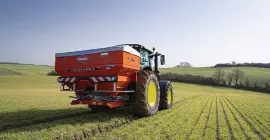 Distributeur d'engrais AXIS 50.2 H-EMC-W dans un champ de blé