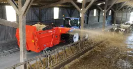 Einstreugerät PRIMOR bei der Arbeit