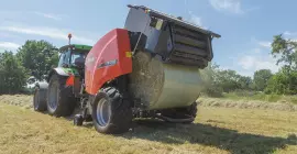 La KUHN FB 3135 AUTOMATE espelle una rotoballa legata a pellicola.