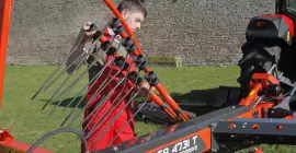 posizionamento dei bracci forche nei rispettivi supporti