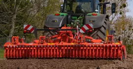 Erpice rotante HR 4530 RCS al lavoro_Vista ravvicinata del funzionamento dei rotori