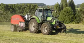 iBIO+ al lavoro su un paesaggio austriaco con alberi sullo sfondo.