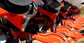 Con 120 kg di pressione sul terreno, il mantenimento a terra dell'elemento di semina KOSMA è garantito.