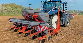 Le seminatrici di precisione KOSMA, leggere e compatte, possono essere attaccate a trattori di piccole dimensioni