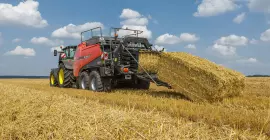 SB 1290 iD al lavoro su un campo di paglia