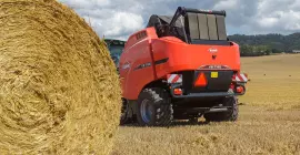 Apertura rapida del portellone posteriore che rilascia una bella balla rotonda dalla camera di pressatura di una VB 7190