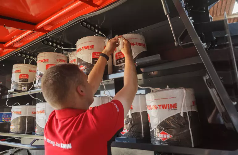 spazio di stoccaggio delle spaghi su una pressa per balle quadrate