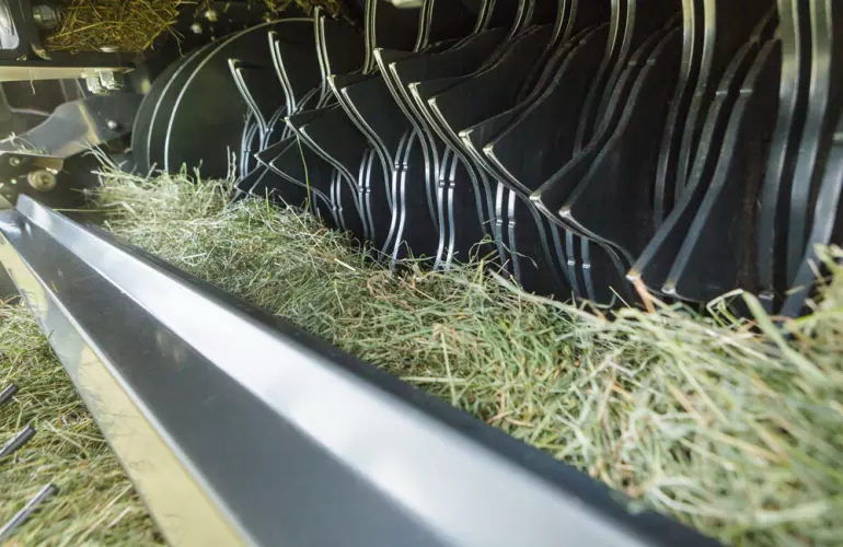 Il rullo di alimentazione attivo segue precisamente l'altezza dell'andana e assicura un flusso continuo e regolare del foraggio nel rullo di alimentazione.