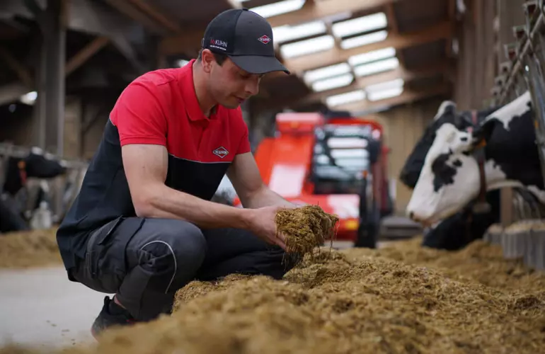 allevatore di bovini che lavora con una carro miscelatore semovente