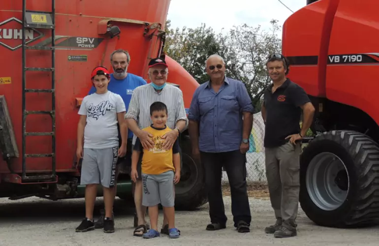 La Società Agricola De Rossi di Favaro Veneto con la rotopressa Kuhn VB 7190 e il carro miscelatore semovente Kuhn SPV.