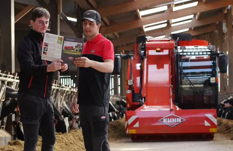 discussione con un esperto KUHN e un cliente per miscelatrice semovente