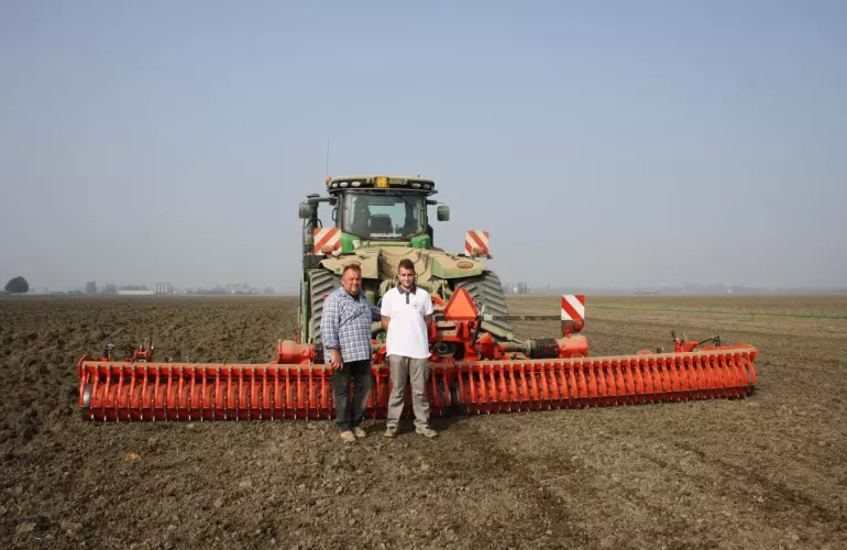 I testimonial Verucchi raccontano la loro esperienza con l'erpice rotante HR 8040 R di KUHN.