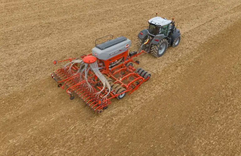vista aerea di seminatrici a dischi ESPRO per le tecniche di minima lavorazione