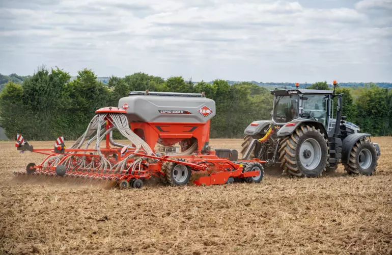 lavorazione superficiale del terreno con una seminatrici per le tecniche di minima lavorazioneESPRO 6002 R