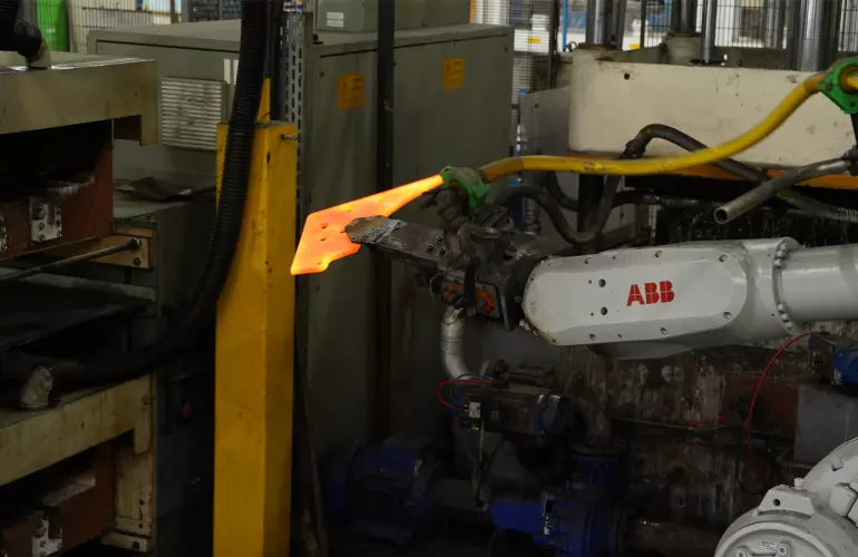 Fabrication d'une étrave à charrue dans usine KUHN
