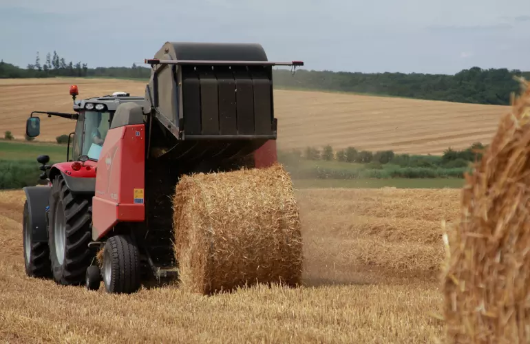 Presse KUHN qui réalise des balles de paille