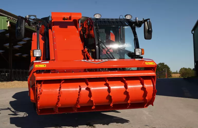 vista frontale di una miscelatrice semovente