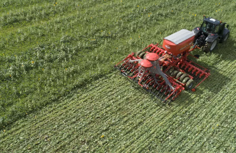 AUROCK trailed seed drill for no-till and conservation agriculture at work