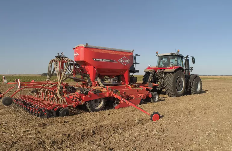 Seminatrice per minima lavorazione ESPRO 4000 RC al lavoro