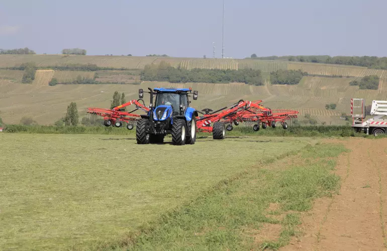 Giroandanatore GA al lavoro su un prato