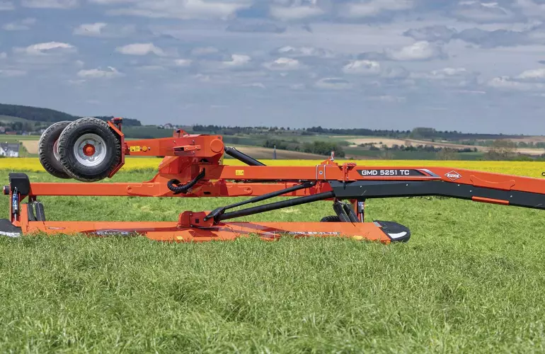 KUHN GMD 5251 TC falciatrice a dischi di grande larghezza al lavoro