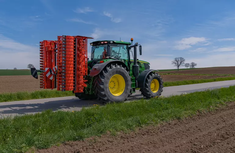 Erpice rotante HR 4530 RCS al lavoro