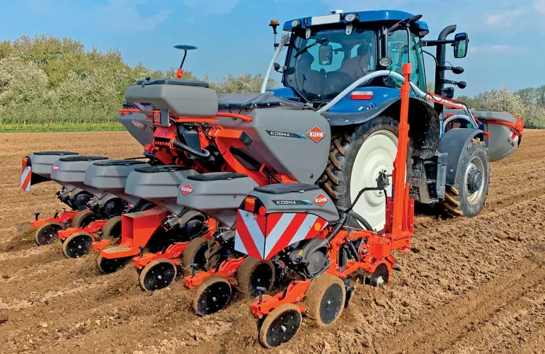 Le seminatrici di precisione KOSMA, leggere e compatte, possono essere attaccate a trattori di piccole dimensioni