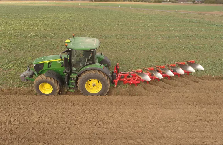Le regolazioni idrauliche dalla cabina assicurano un immediato adattamento alle condizioni di lavoro.