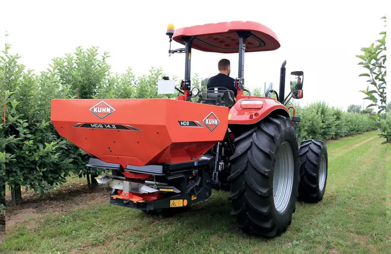 Spandiconcime MDS 14.2 al lavoro in un frutteto