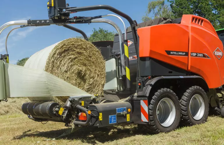 La rotopressa-fasciatrice VBP 3165 al lavoro