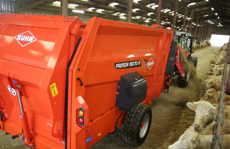 The KUHN PRIMOR 15070 M in feeding mode
