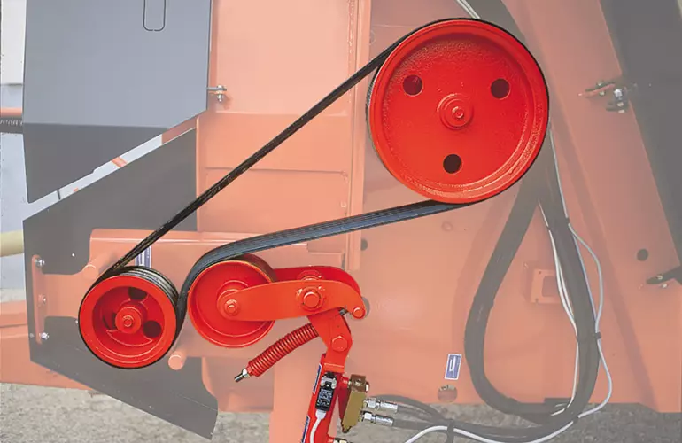 The PRIMOR 15070 M straw blower & feeder is fitted with our patented POLYDRIVE system, combining the power of a mechanical drive system with the flexibility of a hydraulic solution for hassle-free distribution of even the longest fibres.