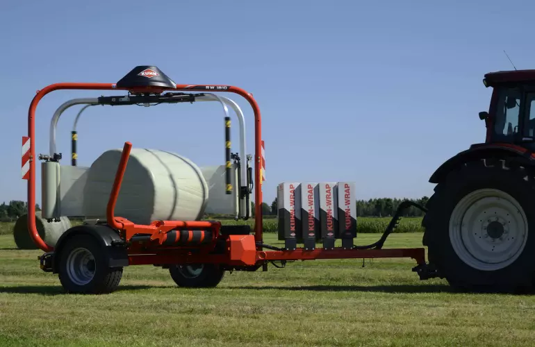 Il fasciatore RW 1800 per balle tonde mentre fascia alcune balle su un campo.