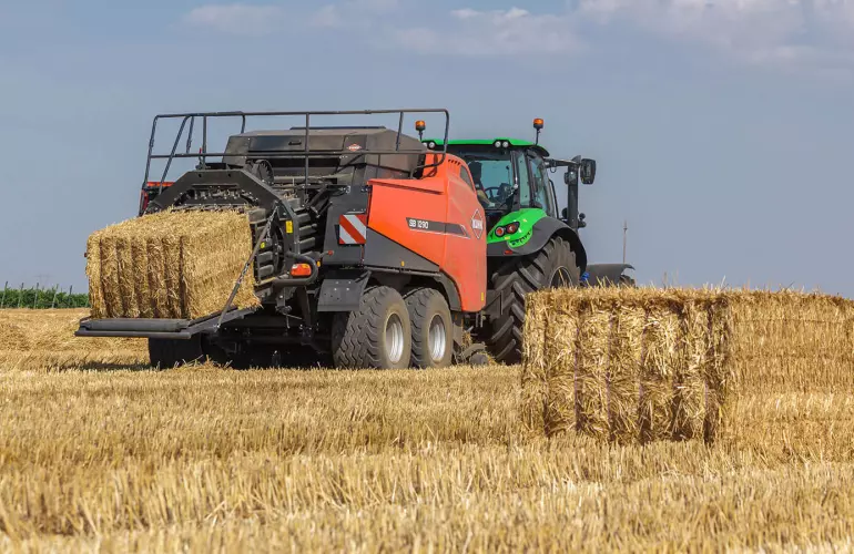 Pressa ad alta densità per la produzione di balle di grandi dimensioni al lavoro su foraggio