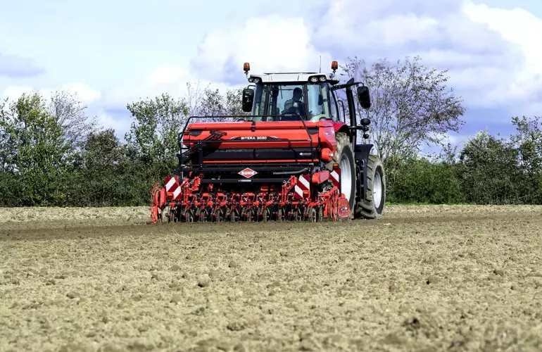 Erpice rotante HR 3030 e seminatrice meccanica integrata SITERA 3030 durante la semina