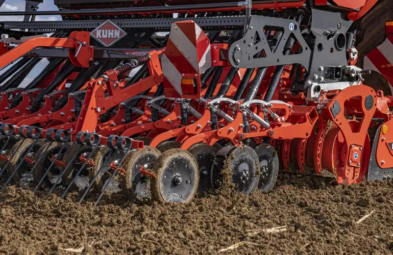 Barra di semina SEEDFLEX in azione in un campo su SITERA 3030 e