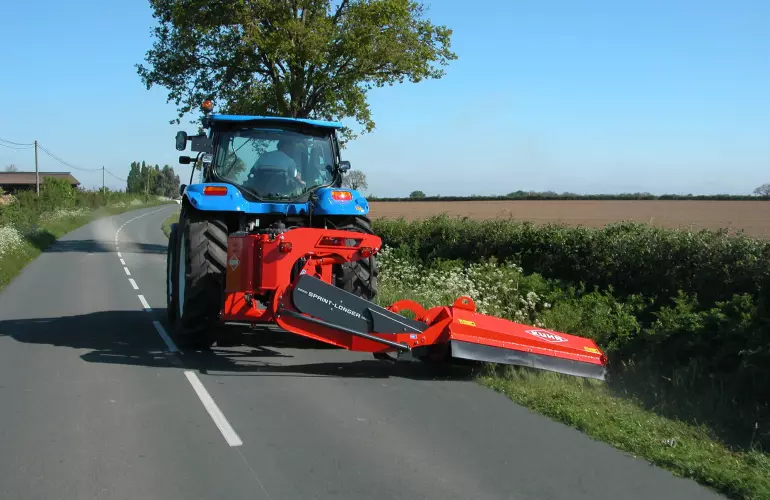 Trincia laterale della serie SPRING-LONGER 80 al lavoro