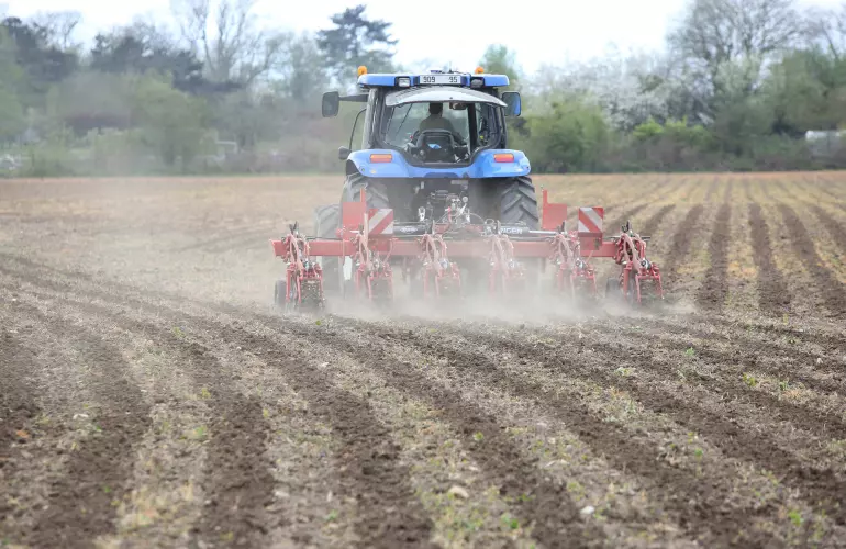 Il passaggio dello STRIGER 100 in primavera permette la preparazione della linea di semina