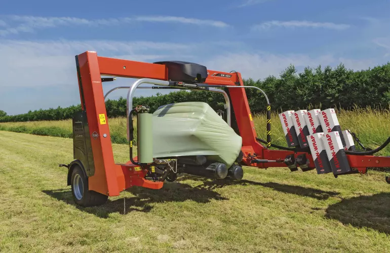 La SW 4014 mentre fascia una balla di grandi dimensioni