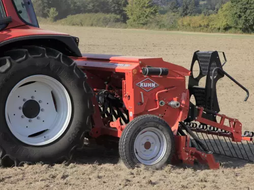 La seminatrice Premia 300 di Kuhn mentre lavora il terreno.