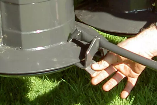 Utilizzando un attrezzo apposito, è possibile sostituire i coltelli in modo semplice.