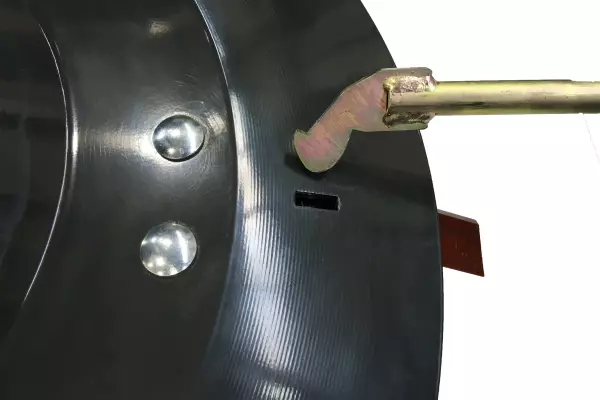 Utilizzando un attrezzo apposito, è possibile sostituire i coltelli in modo semplice.