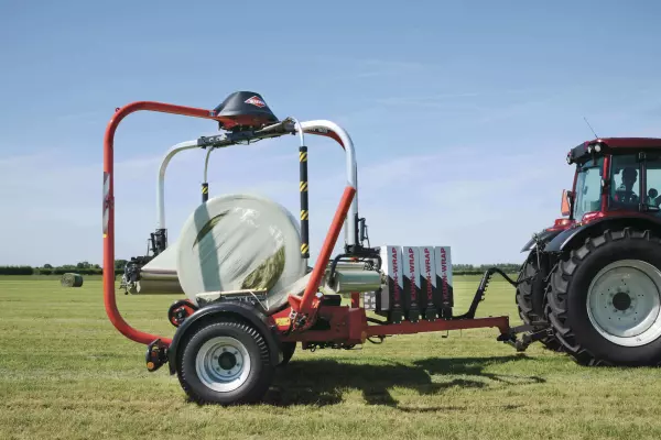 La fasciatura 3D distribuisce la pellicola in modo più uniforme ed efficiente sull'intera superficie della balla