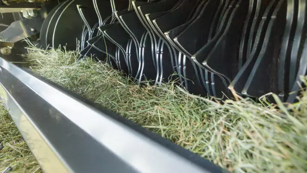 Il KUHN POWER FEED ROLLER è un rullo motrice posto sopra il pick-up per ottenere un flusso si prodotto costante