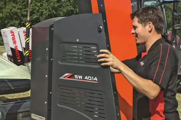 I grandi sportelli laterali del fasciatore SW 4014 assicurano un'eccellente accessibilità per la manutenzione.