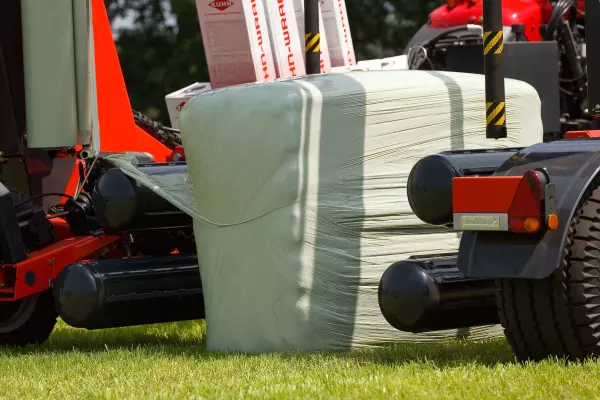 Se necessario, è possibile scaricare la balla sul lato corto per facilitarne il trasporto