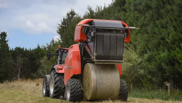 Il legatore a rete con sistema di tensionamento attivo assicura una formazione perfetta della balla grazie alla tensione costante della rete.