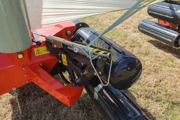 I ben noti sistemi di taglio "a forbice" trattengono e tagliano la pellicola.