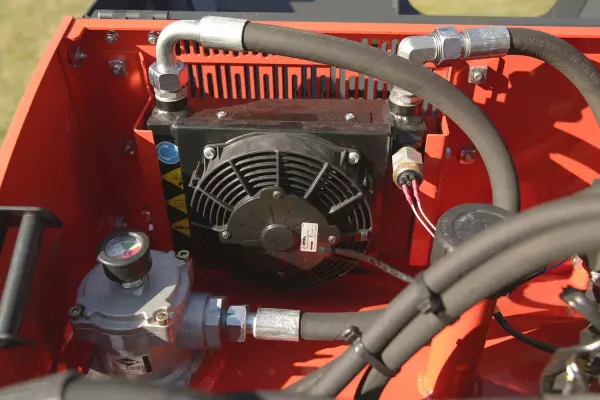 I Bracci decespugliatori AGRI-LONGER GII sono dotate di serie di un radiatore raffreddato ad aria da 5 kW, in modo che la macchina possa funzionare tutto il giorno senza danni ai componenti