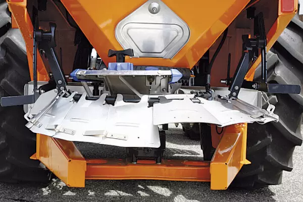 Larghezza di lavoro facilmente regolabile sullo spargisale e spargisabbia AXEO